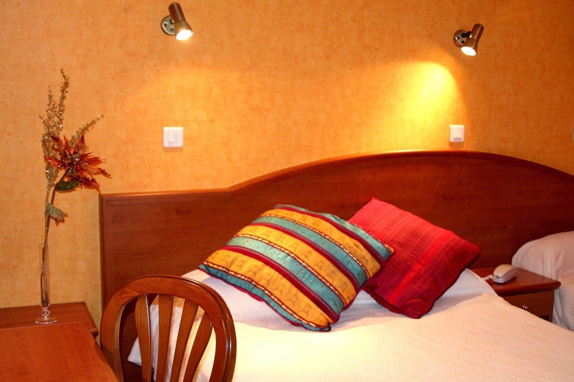Aux Tauzins Hotell Montfort-en-Chalosse Eksteriør bilde