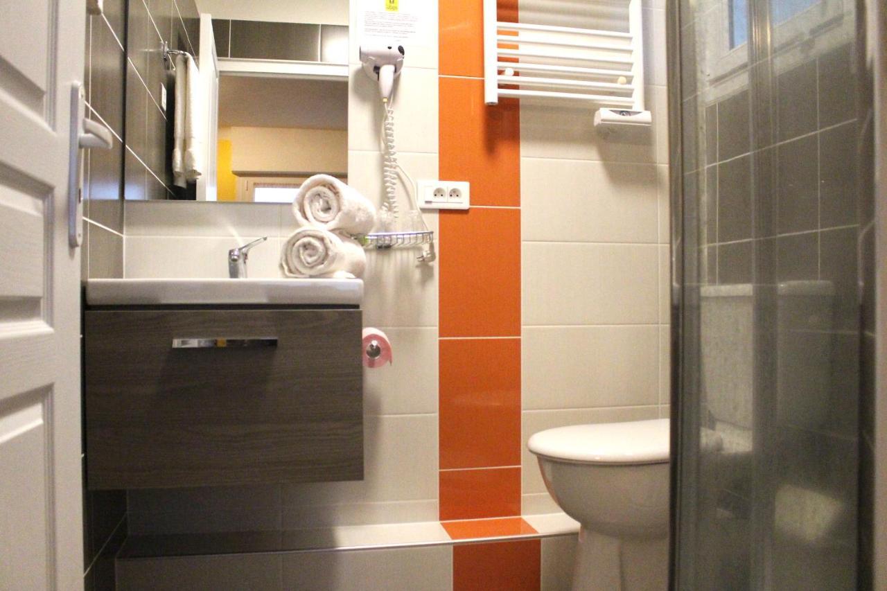 Aux Tauzins Hotell Montfort-en-Chalosse Eksteriør bilde